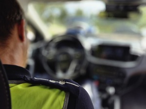 policjant siedzący w radiowozie