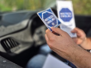 ulotki z napisem mistrzu zwolnij w rękach mężczyzny