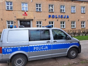 radiowóz policyjny przed budynkiem Komendy Powiatowej Policji w Mrągowie