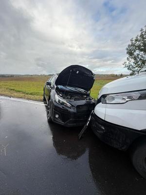 dwa zderzone ze sobą pojazdy. Jeden osobowy, drugi bus