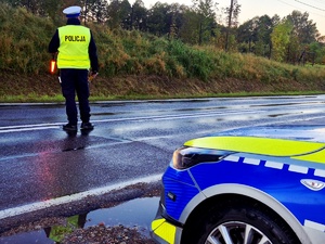 policjant stojący na drodze