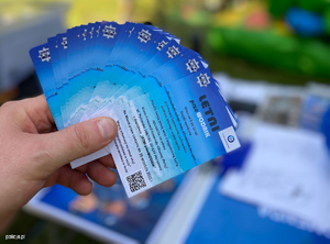 dłoń trzymająca ulotki