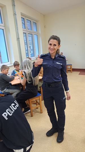 policjantka pokazuje ok