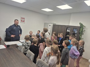 dzieci w gabinecie komendanta i komendant