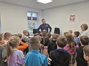 dzieci w gabinecie komendanta i komendant