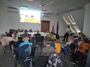 dzieci na sali odpraw oglądają bajkę