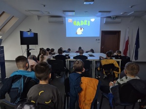 dzieci na sali odpraw oglądają bajkę