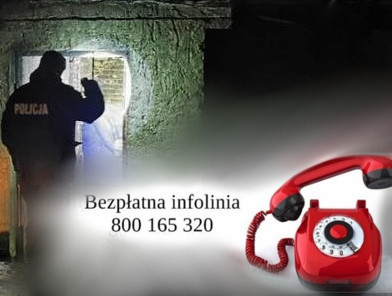 zdjęcie policjanta z latarką wchodzącego do pustostanu i napis &quot;Bezpłatna infolinia 800 165 320&quot;