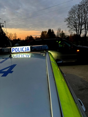 radiowóz policyjny w tle inny samochód