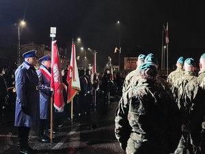 stojący na placu obok żołnierzy poczet sztandarowy KPP Mrągowo