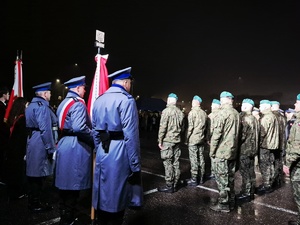 stojący na placu obok żołnierzy poczet sztandarowy KPP Mrągowo