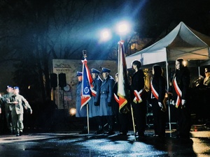 stojący na placu obok żołnierzy poczet sztandarowy KPP Mrągowo