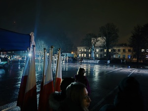 polskie flagi i widok na plac apelowy
