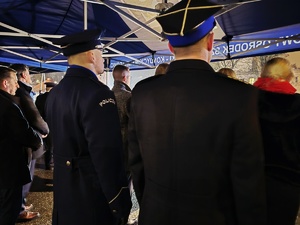 stojący wśród uczestników I Zastępca Komendanta Powiatowego Policji w Mrągowie