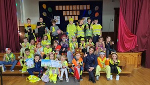 zdjęcie grupowe policjantki i uczestników pokazu mody