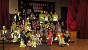 zdjęcie grupowe uczestników pokazu mody