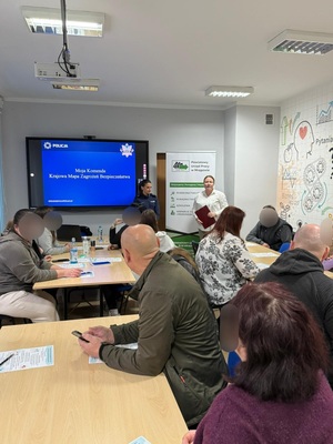 przedstawicielka PUP w Mrągowie oraz policjantka stojące na sali przed słuchaczami