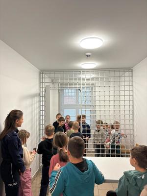 dzieci oglądają pomieszczenie policyjne