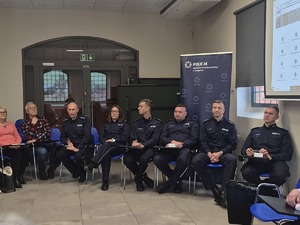 policjanci siedzący na sali