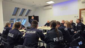 policjanci siedzący na sali odpaw