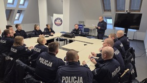 policjanci siedzący na sali odpraw