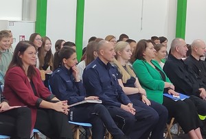 osoby siedzące na widowni w tym policjanci