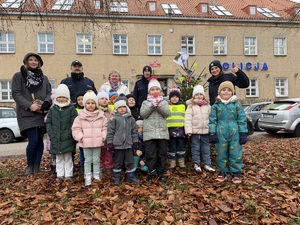 dzieci z policjantami stoją przy choince