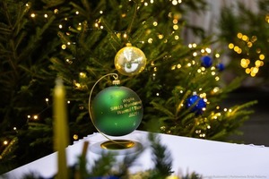 bombka na tle choinki