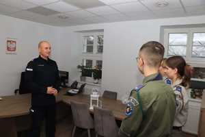 Komendant rozmawia z 2 harcerkami i 1 harcerzem