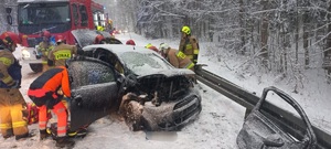 strażacy i ratownicy medyczni udzielają pomocy osobie rannej w wypadku