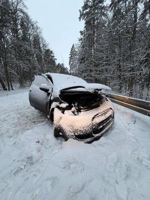 samochód osobowy zaśnieżony, rozbity przy barierce,z podniesioną maską