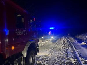 stojący na drodze wóz strażacki a naprzeciwko niego karetka pogotowia