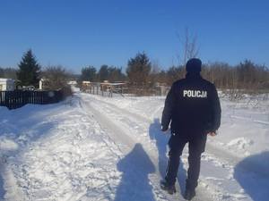 policjant sprawdzający miejsca przebywania osób bezdomnych