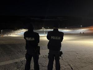 2 policjantów po zmroku obserwuje stok narciarski
