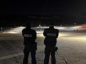 2 policjantów po zmroku obserwuje stok narciarski