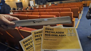 ulotki i odblask na tle kina