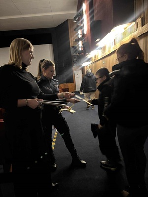 policjantka i pracownik urzędu rozdają ulotki i odblaski