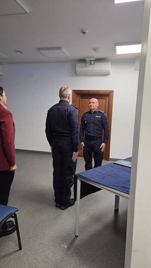 policjant składa meldunek Zastępcy  KWP