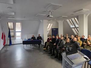 osoby siedzące na sali odpraw