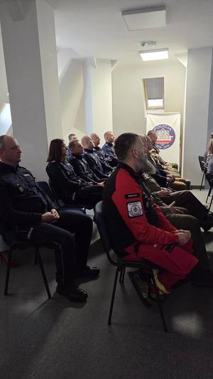 osoby siedzące na sali odpraw