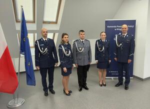 Zdjęcie przedstawia Komendanta Powiatowego Policji w Mrągowie wraz z awansowanymi policjantami i ich przełożonymi.