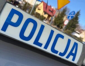 Zdjęcie przedstawia napis Policja umieszczony na belce sygnałów umieszonej na radiowozie.