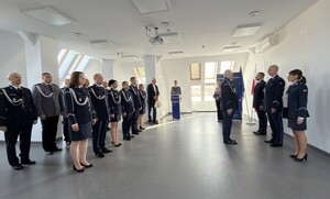 Zdjęcie przedstawia uroczystą zbiórkę z mianowania podkom. Pauliny Karo na stanowisko Komendanta Komisariatu Policji w Mikołajkach.