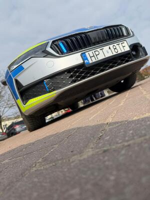 Zdjęcie przedstawia przód oznakowanego radiowozu.