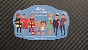 Zdjęcie przedstawia magnes z nazwą akcji " Błękitni Aktywni - szkoła przyjazna wodzie"