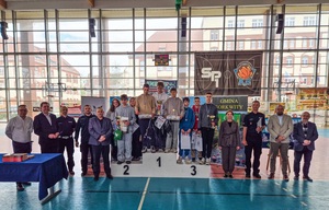 Zdjęcie przedstawia uczestników Turnieju Bezpieczeństwa w Ruchu Drogowym, którzy stoją na podium.