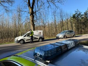 Zdjęcie przedstawia policjanta badającego stan trzeźwości kierujących.