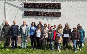 Zdjęcie przedstawia uczestników szkolenia wraz z Komendantem Powiatowym Policji w Mrągowie oraz Nadleśniczym Nadleśnictwa Mrągowo.