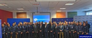 Zdjęcie przedstawia oficjalne zakończenie eliminacji konkursu "Policjant Ruchu Drogowego".