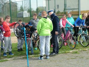 policjant przegląda rowery uczniów